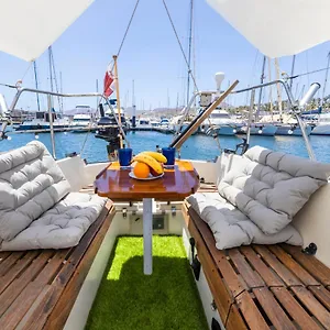 https://seaside-chill-out-stay-on-a-sail-yacht.puertodelcarmen-hotels.org